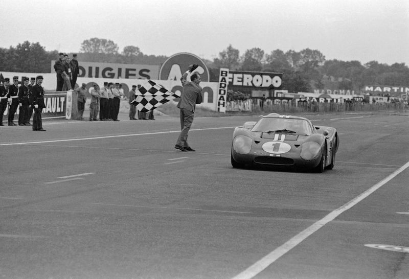 Foyt taking the AAR GT40 to victory in 1967. Note the bump on the right-hand driver’s side. Photo credit: AP Images